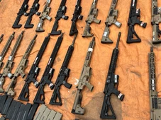 Imagem - 22 fuzis são apreendidos em esconderijo do tráfico em Camaçari