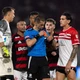 Imagem - Arbitragem deu 'dica' a técnico do Estudiantes para evitar expulsão, dizem jogadores do Flamengo