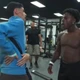 Imagem - Luva de Pedreiro gera confusão ao tentar se explicar para rapper americano em academia