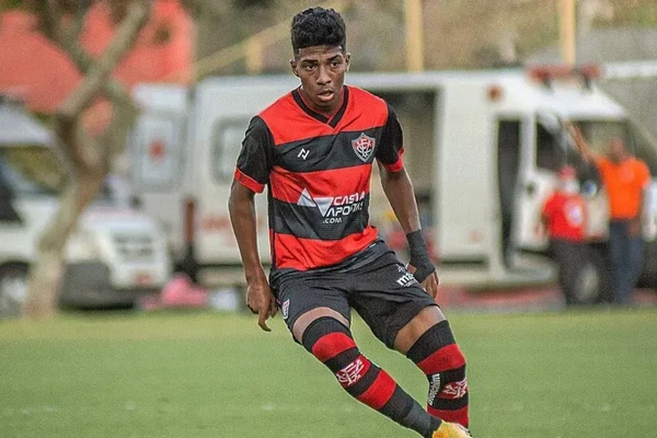 Alisson Santos em ação pelo Vitória