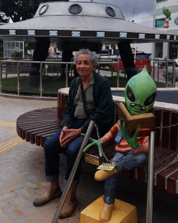 Alonso Régis na Praça Cristal  por Reprodução/ Instagram @ufosofia.morro.chapeu
