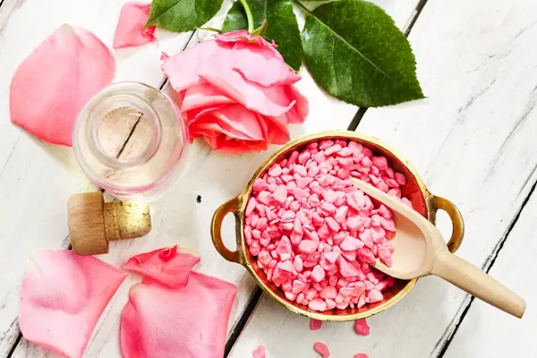 Banho de cheiro é preparado com calêndula, manjericão e rosas cor-de-rosa por Reprodução