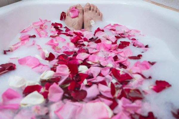 Banho de cheiro é preparado com calêndula, manjericão e rosas cor-de-rosa por Reprodução
