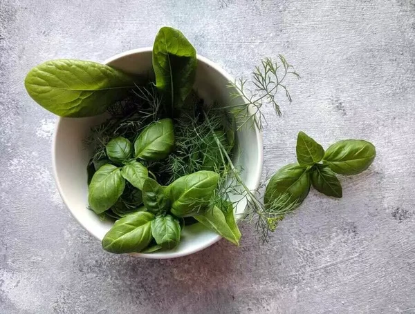 Banho de cheiro é preparado com calêndula, manjericão e rosas cor-de-rosa por Reprodução