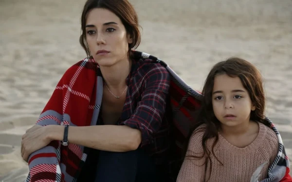 Cansu Dere (Zeynep) e Beren Gökyıldız (Melek) são as protagonistas de Mãe, próxima novela da Record