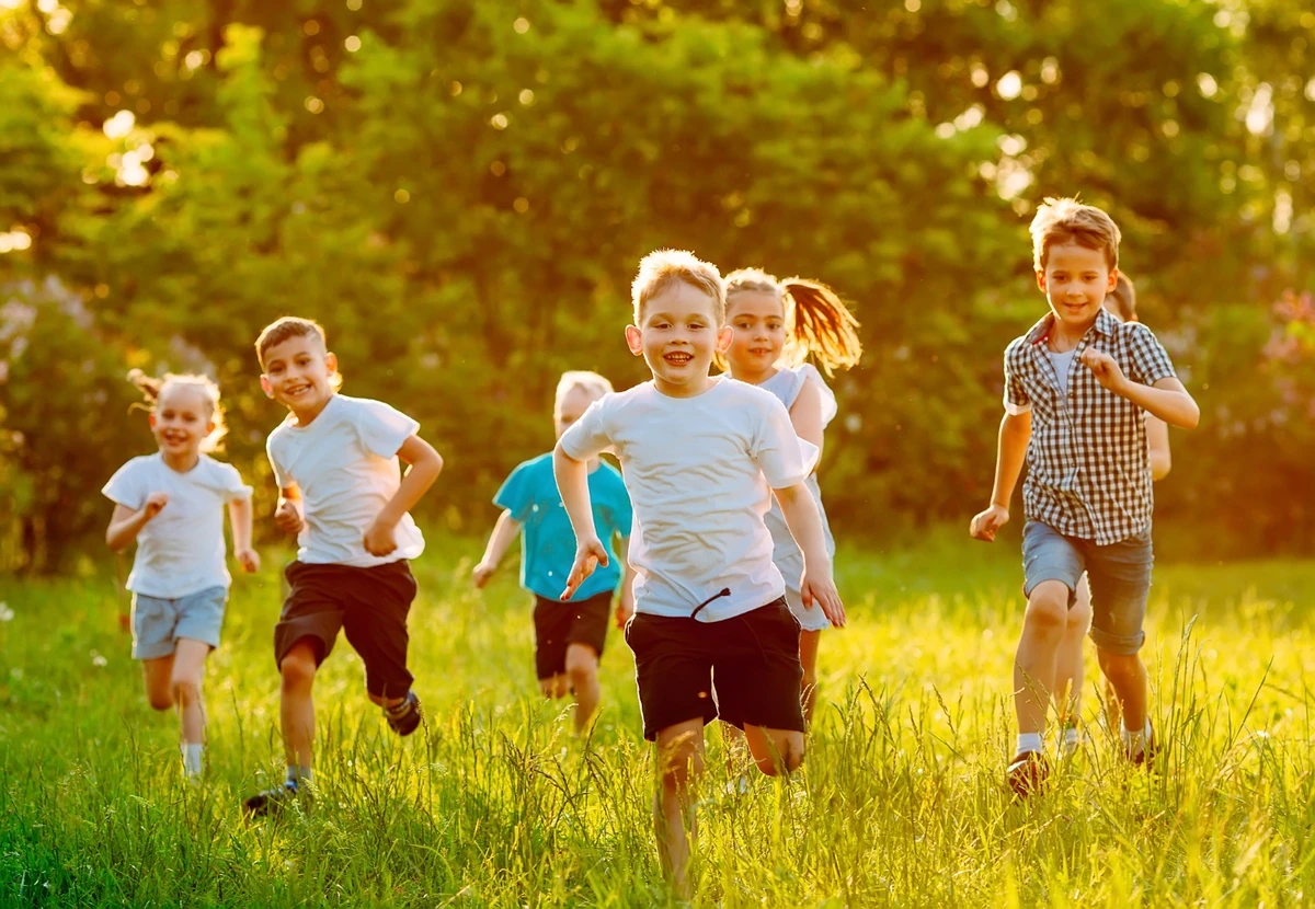 Crianças brincando na natureza | por Shutterstock