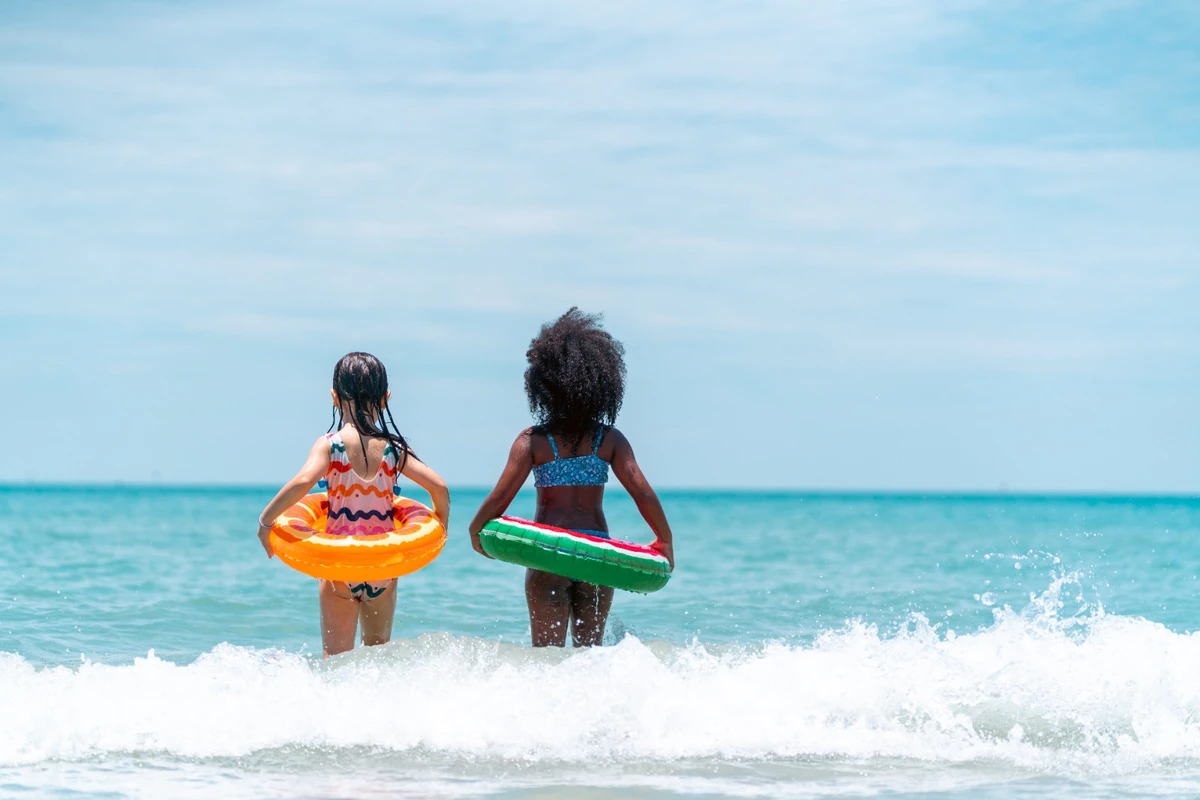 Crianças na praia | por Shutterstock