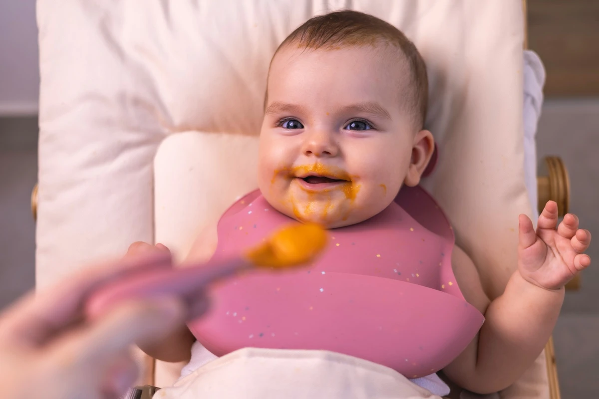 Bebê comendo | por Shutterstock