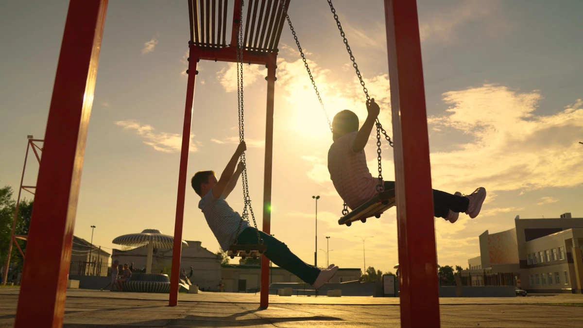 Crianças brincando no parque | por Shutterstock