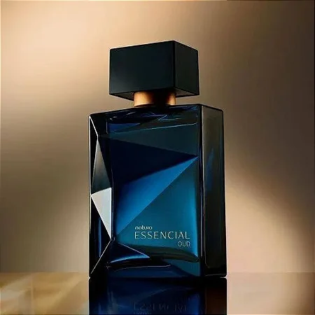 Essencial Oud (Natura): Potente e original, oud com especiarias e notas florais por Divulgação