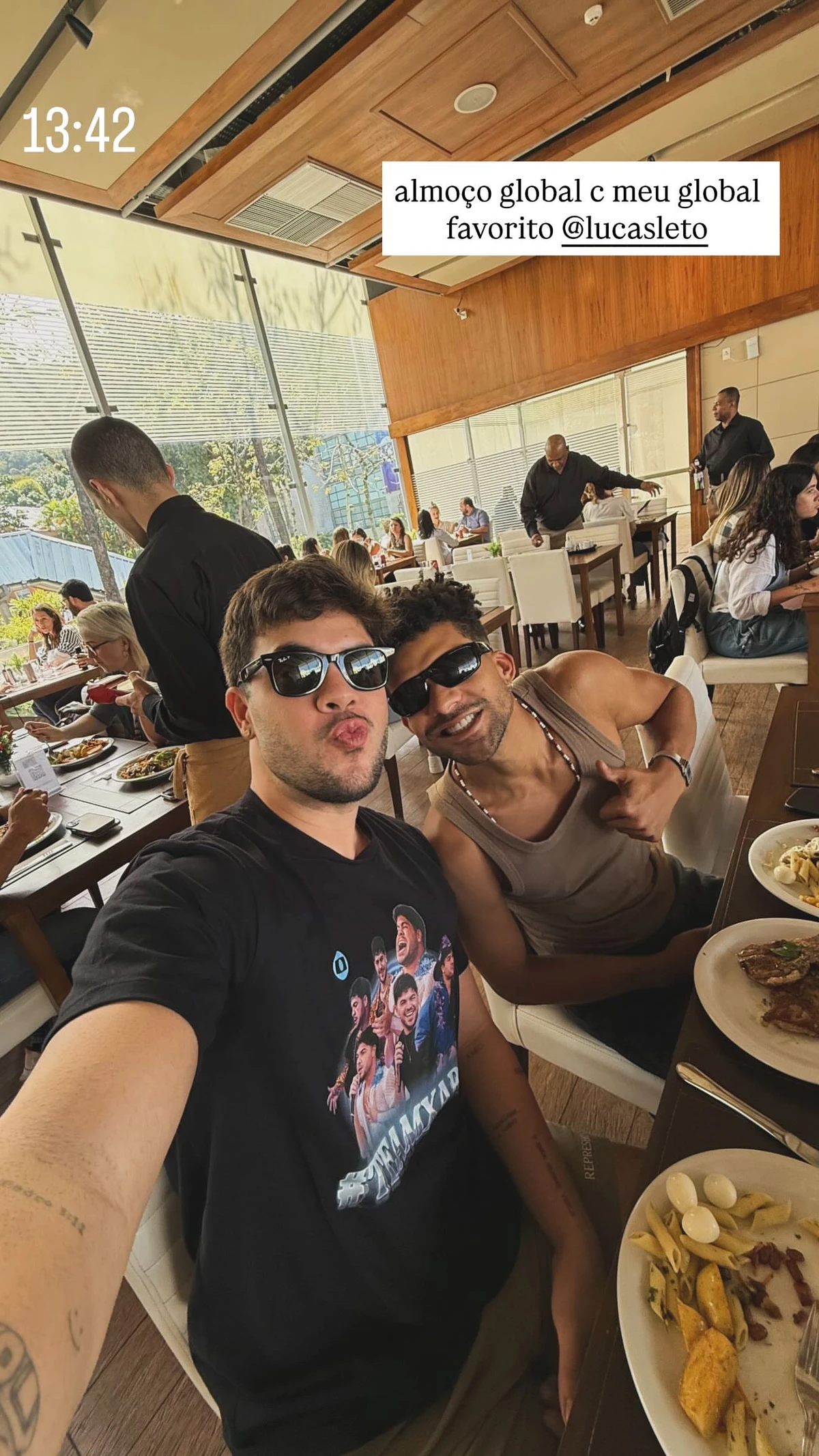 Lucas Leto e Álvaro em almoço juntos por Reprodução/Instagram