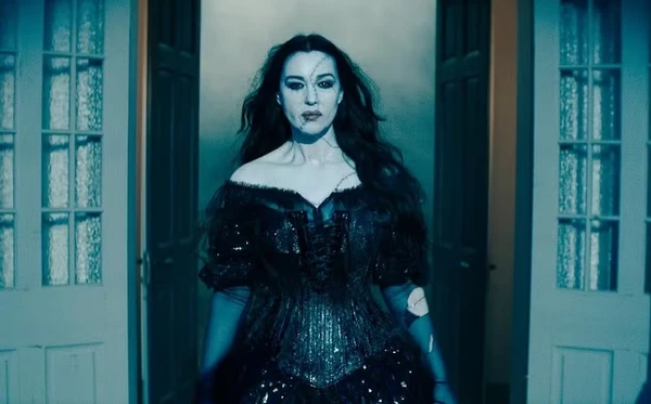 Monica Bellucci em 'Os Fantasmas Ainda se Divertem: Beetlejuice Beetlejuice' (2024)  por Divulgação