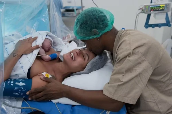 Nasce primeiro filho de Carol Peixinho e Thiaguinho  por Reprodução/@estudio_thalitacastanha