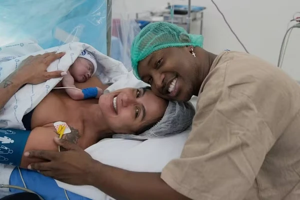 Nasce primeiro filho de Carol Peixinho e Thiaguinho  por Reprodução/@estudio_thalitacastanha