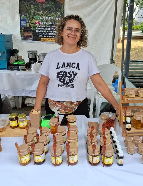 Neide vende produtos à base de mel na Feira das Artes da Primavera por Gilberto Barbosa/CORREIO