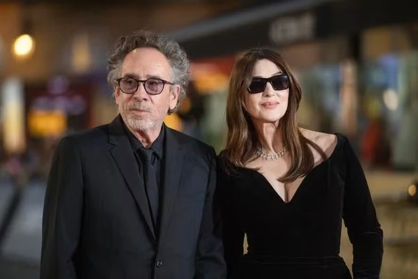 O diretor Tim Burton e a atriz Monica Bellucci no Festival de San Sebastián, na Espanha, em 26 de setembro de 2024 por ANDER GILLENEA/AFP