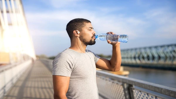 O hábito de carregar uma garrafa de água pode ser determinante para evitar picos de cortisol