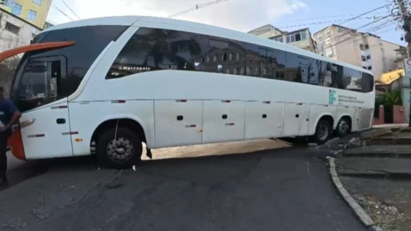 Ônibus fica entalado na Ladeira do Gabriel