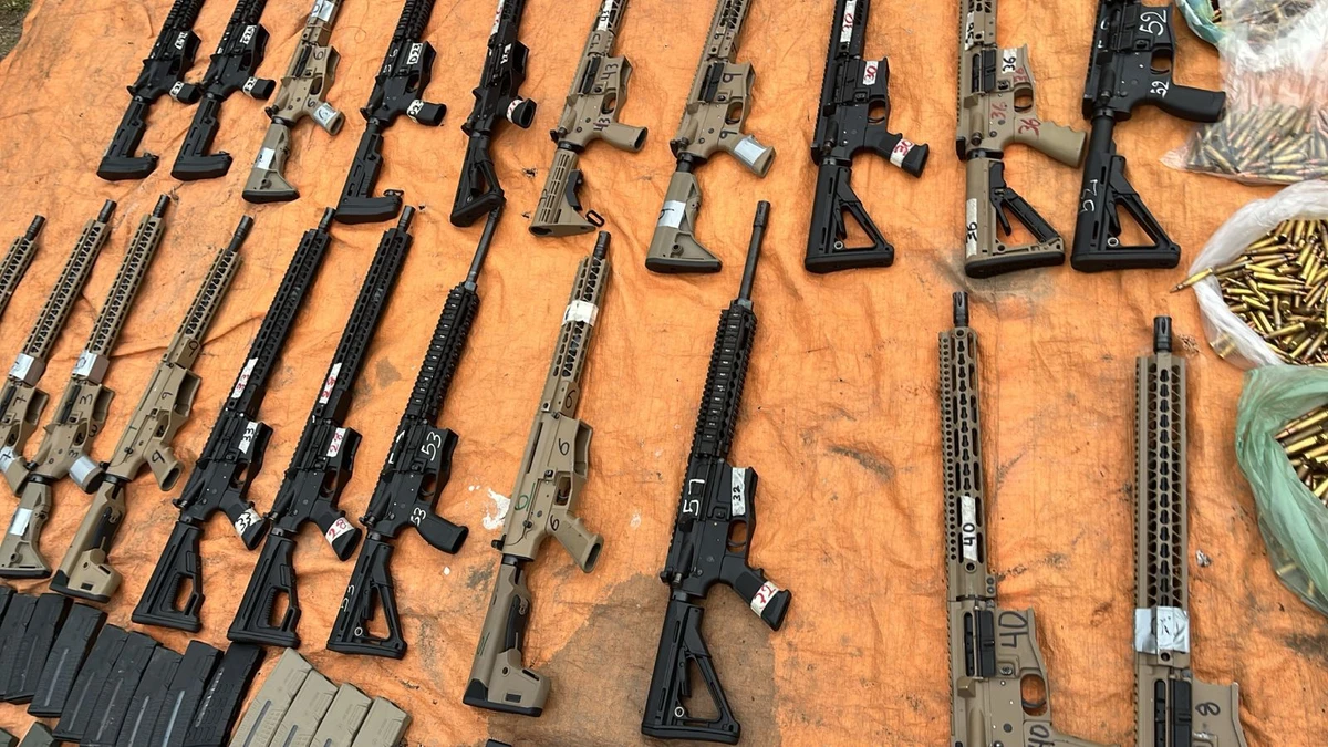 Polícia apreende mais de 20 fuzis em Camaçari 