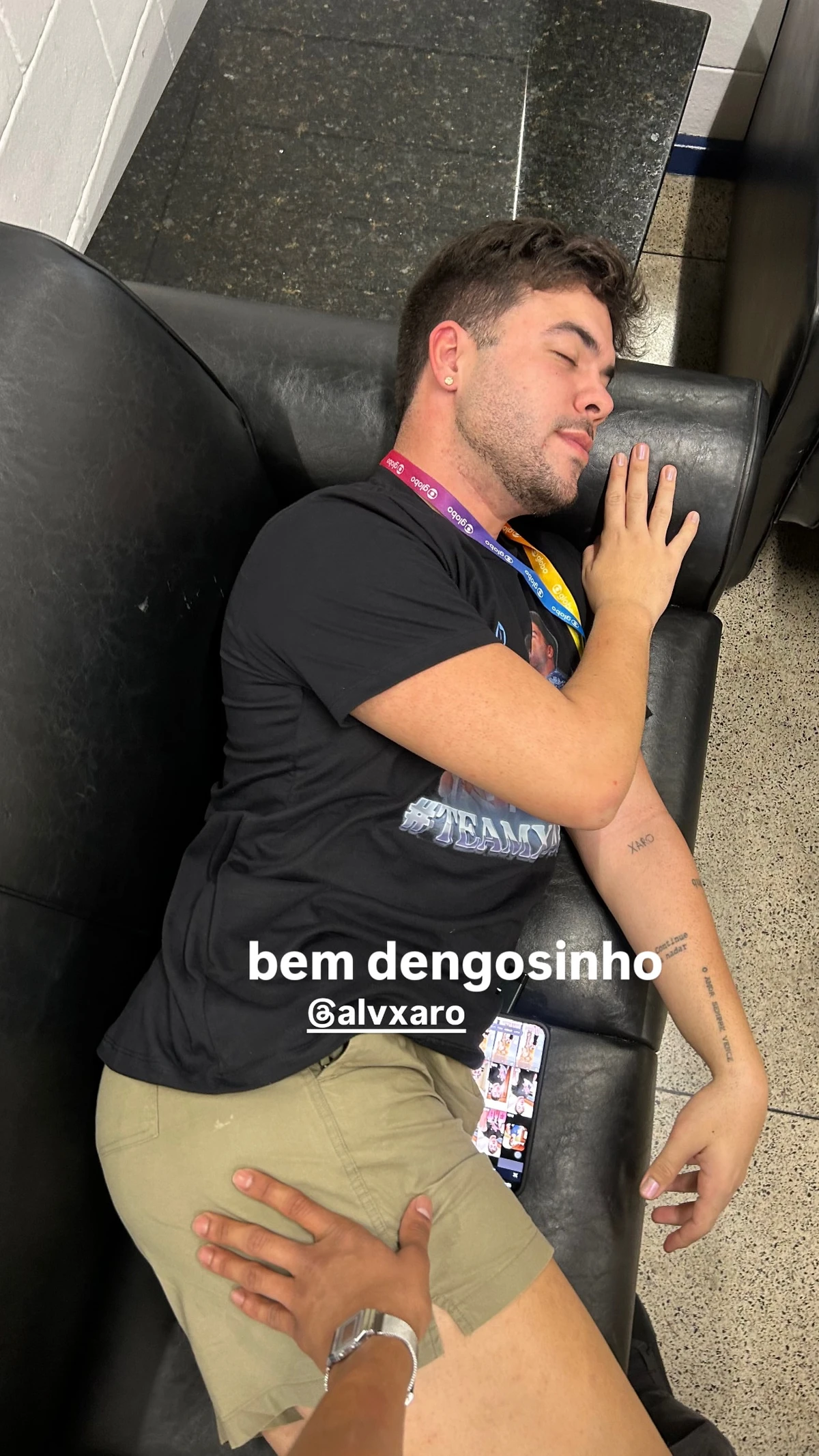 Publicação de Lucas Leto mostra Álvaro cochilando por Reprodução/Instagram