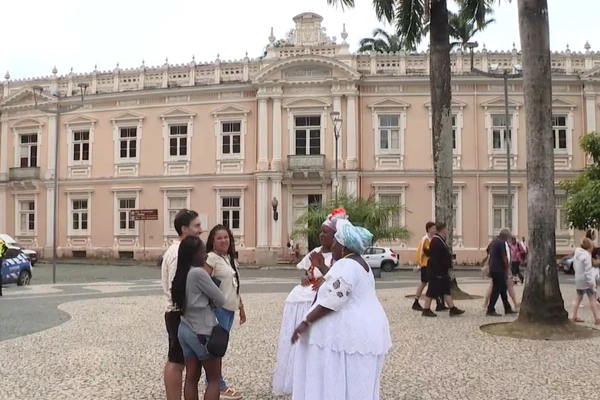 Reasilvia trabalha há mais de 30 anos como baiana de receptivo no Centro Histórico por Reprodução/TV Bahia