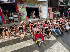 Imagem - Polícia prende mais de 40 torcedores do Vitória após ataque com bombas e pedras