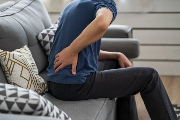 Dor na lombar e na coluna  por Shutterstock
