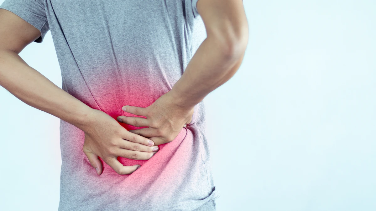 Dor na lombar e na coluna  por Shutterstock