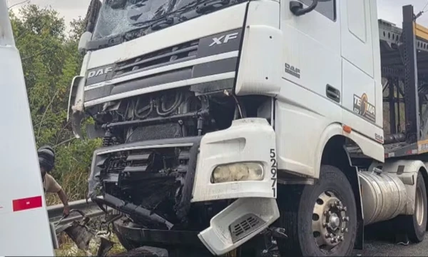 Engavetamento aconteceu no km 662 da BR-116 por Reprodução/TV Bahia