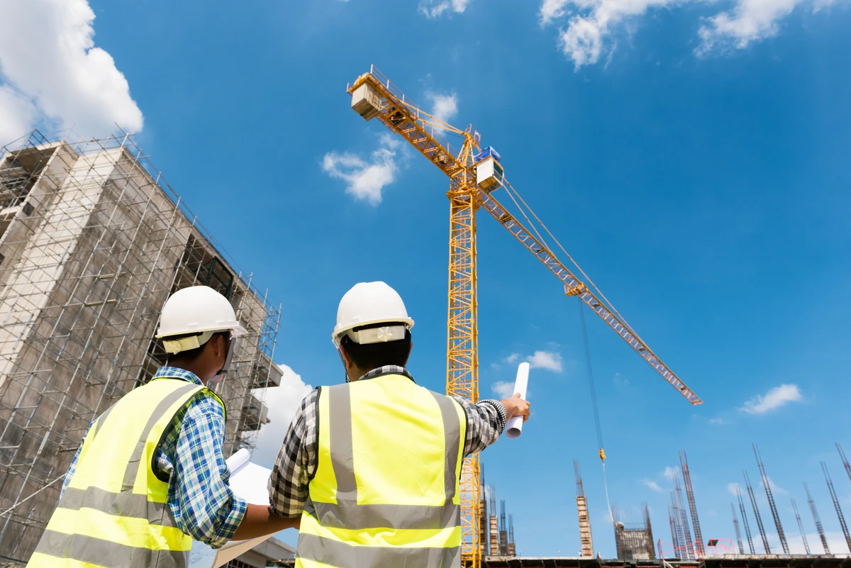 Engenharia Civil, construção, obras e pedreiros por Shutterstock