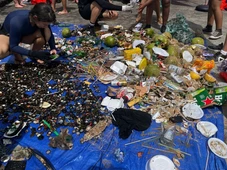 Imagem - Vidro, isqueiros e até roupa: cerca de 180 kg de lixo são retirados do mar no Porto da Barra
