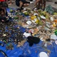 Imagem - Vidro, isqueiros e até roupa: cerca de 180 kg de lixo são retirados do mar no Porto da Barra