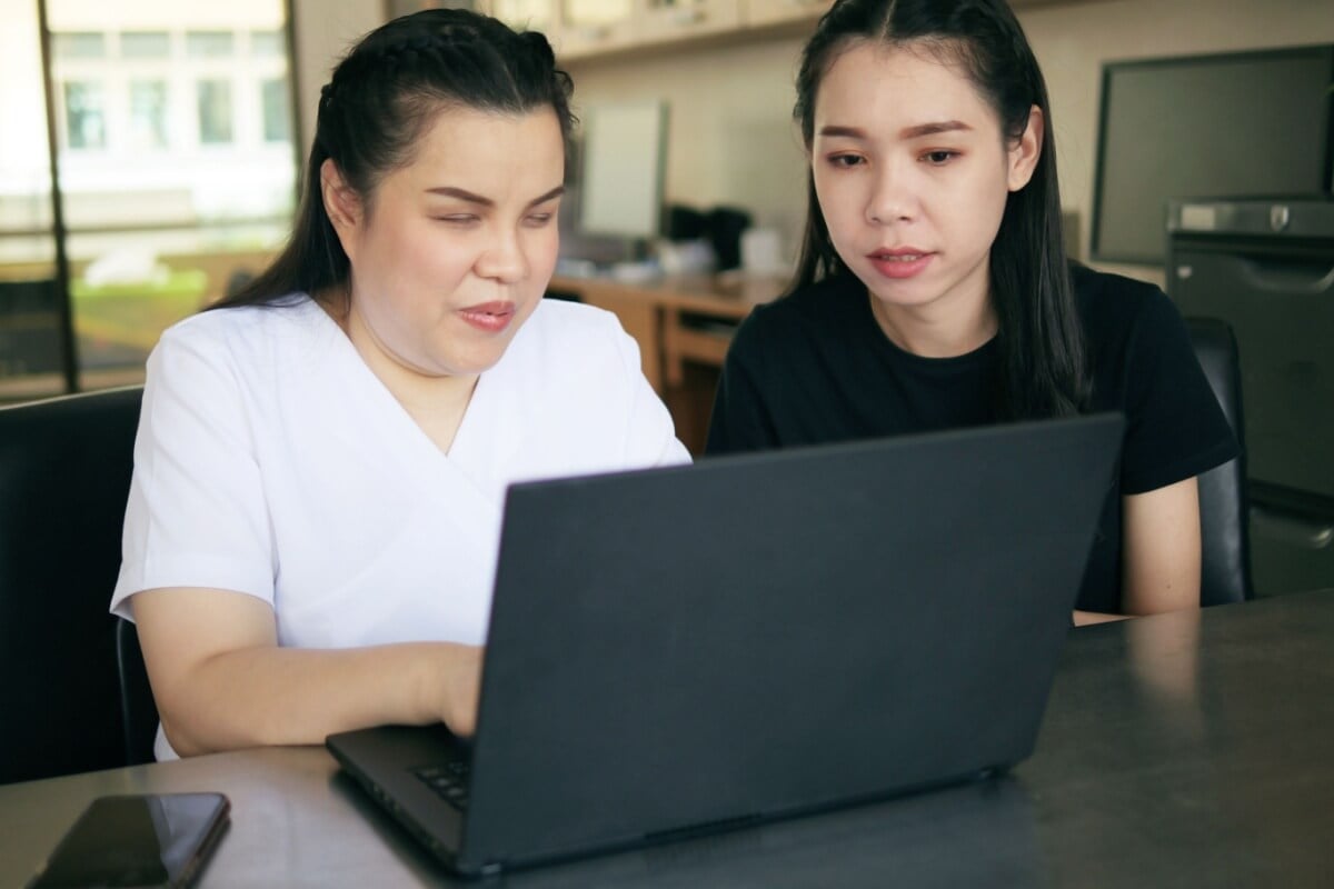 O debate sobre acessibilidade traz contribuições valiosas para tornar o cotidiano mais inclusivo (Imagem: Chansom Pantip | Shutterstock)