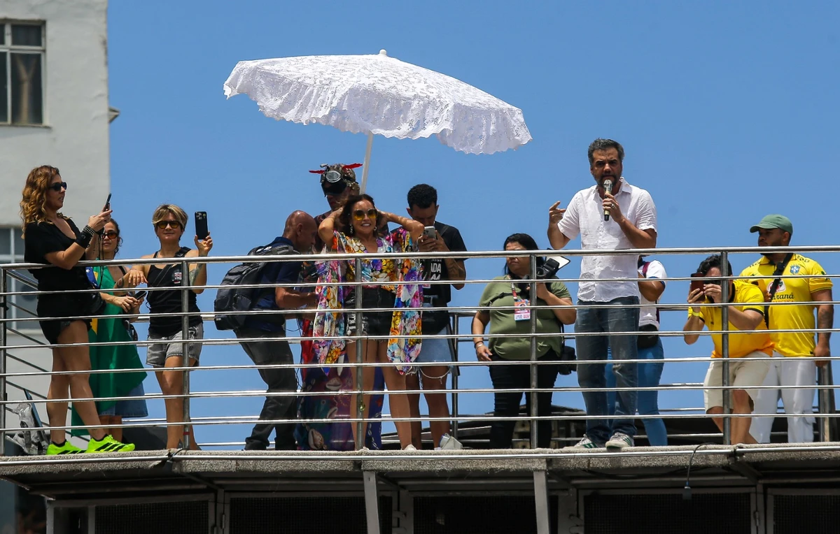 Wagner Moura, Lan Lanh, Nanda Costa e Daniela Mercury em trio no Farol da Barra por Arisson Marinho/CORREIO