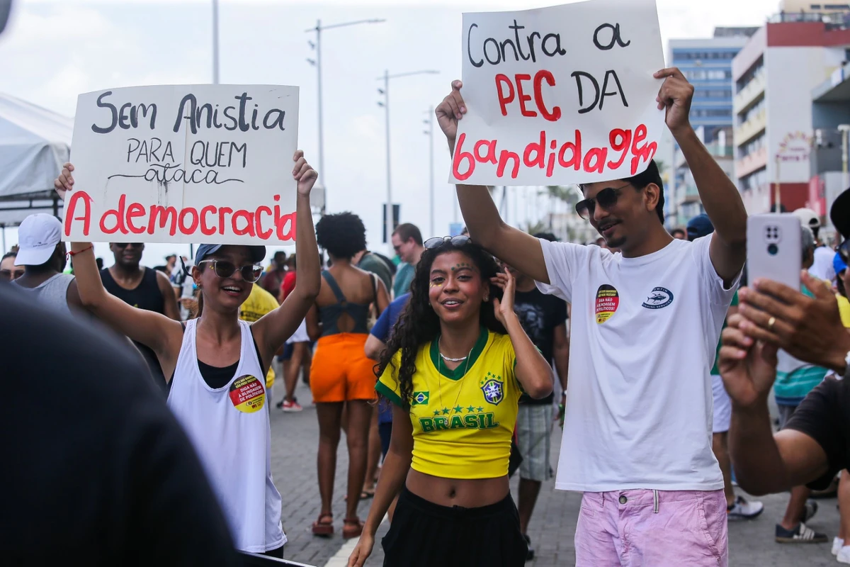 Manifestantes protestam contra PEC da Blindagem em Salvador e outras capitais por Arisson Marinho/CORREIO