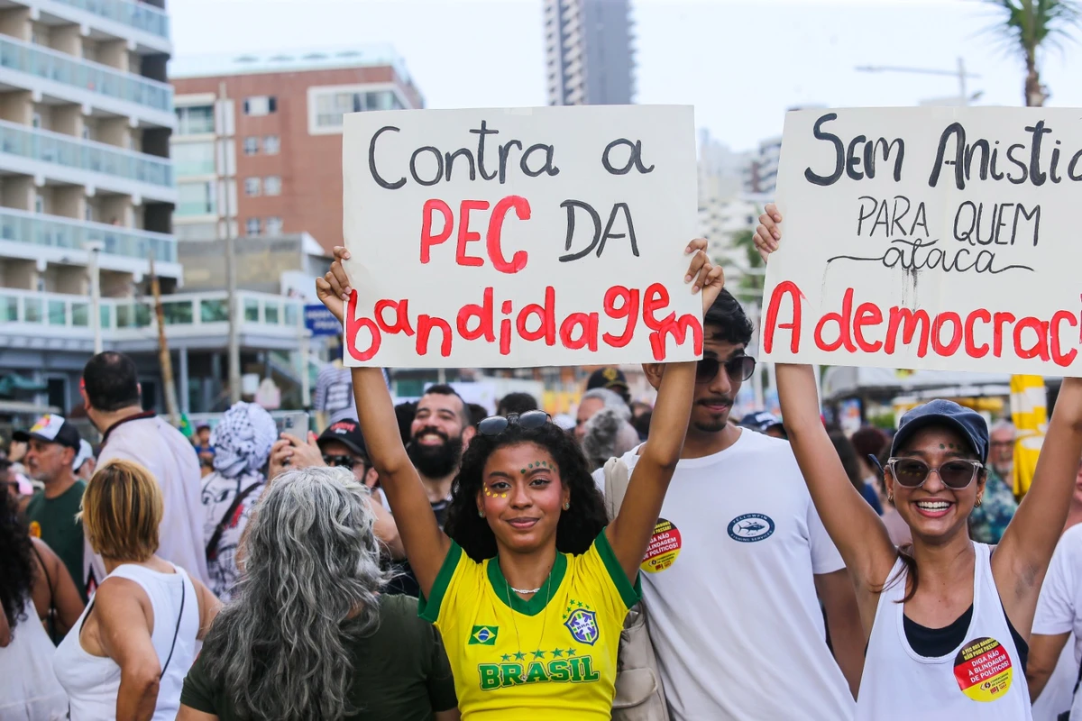 Manifestantes protestam contra PEC da Blindagem em Salvador e outras capitais por Arisson Marinho/CORREIO