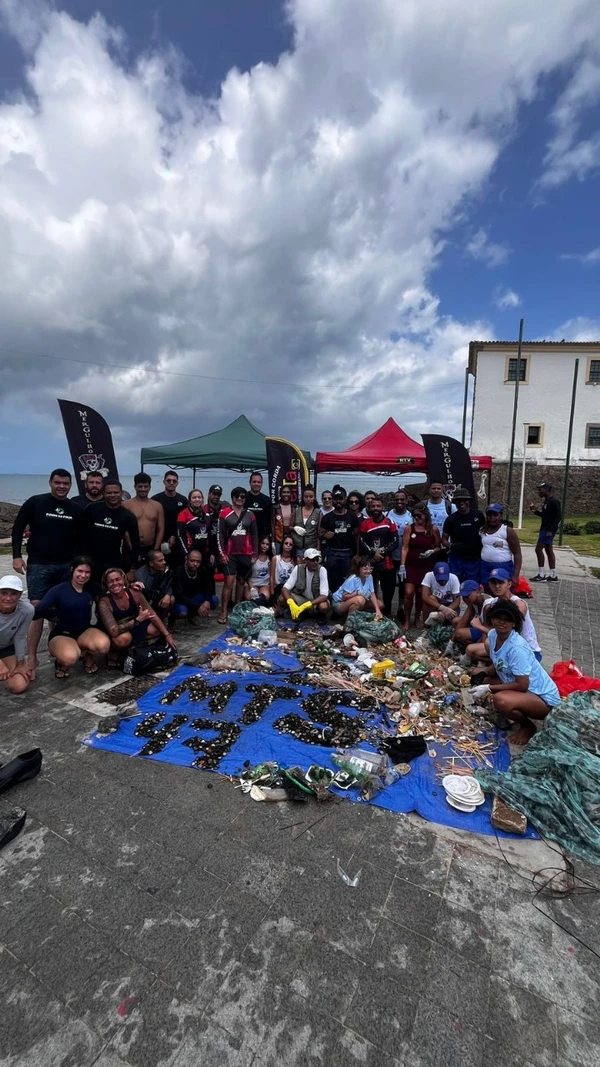 Materiais são retirados do fundo do mar no Porto da Barra  por Divulgação
