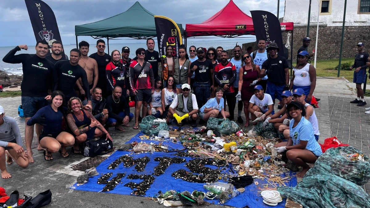 Materiais são retirados do fundo do mar no Porto da Barra  por Divulgação