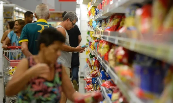 Quando a pessoa compra um item de supermercado ou até mesmo quando abastece o carro, o valor pago já inclui o ICMS - imposto estadual