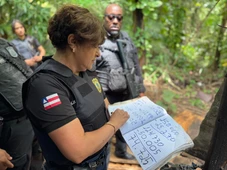 Imagem - Caderno com movimentação finaceira de facção é encontrado em esconderijo de 22 fuzis na RMS