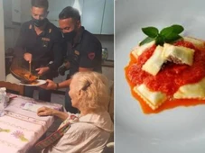 Imagem - Sozinha e com fome, idosa liga para a polícia e ganha jantar inesperado de dois policiais