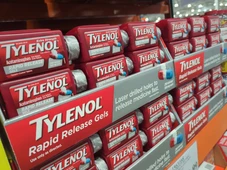 Imagem - Ações de dona do Tylenol caem após alerta de que Trump vai relacionar paracetamol ao autismo