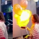 Imagem - Balões pegam fogo durante parabéns e atingem rosto de mulher em festa de aniversário
