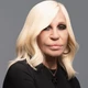 Imagem - Donatella Versace surge com 'novo rosto' e gera polêmica; confira antes e depois