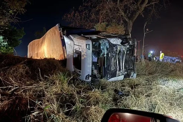 Acidente envolveu caminhão por Divulgação