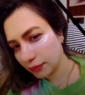 Balões pegam fogo durante parabéns e atingem rosto de mulher em festa de aniversário  por Reprodução/Redes Sociais 