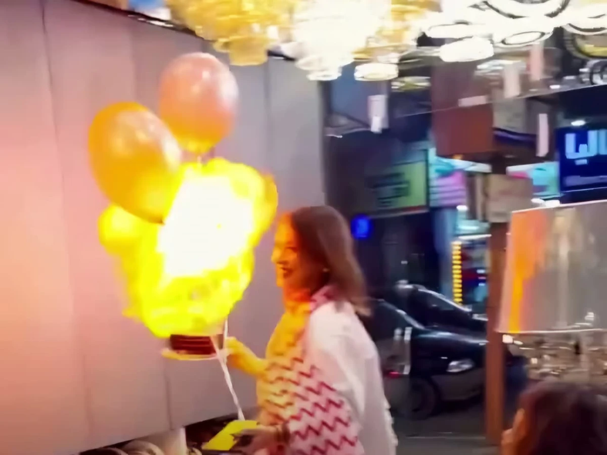 Balões pegam fogo durante parabéns e atingem rosto de mulher em festa de aniversário  por Reprodução/Redes Sociais 