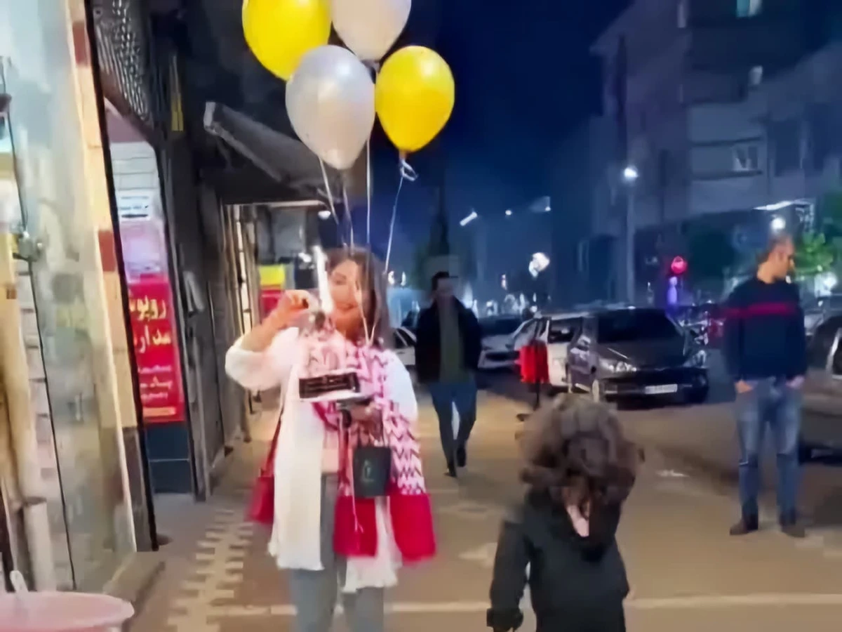 Balões pegam fogo durante parabéns e atingem rosto de mulher em festa de aniversário  por Reprodução/Redes Sociais 