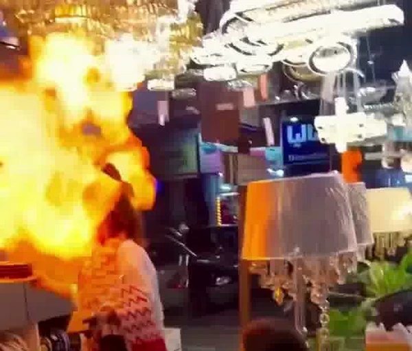 Balões pegam fogo durante parabéns e atingem rosto de mulher em festa de aniversário  por Reprodução/Redes Sociais 