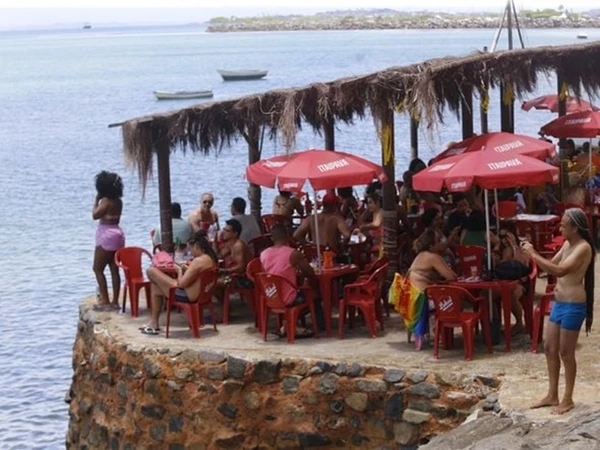 Bar da Mônica, da empresária e moradora Mônica Arcela, é o mais frequentado da região, e é o pioneiro nesse novo momento da Gamboa